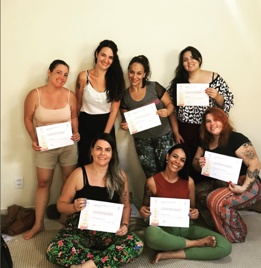 Seis mulheres segurando seus certificados acompanhadas da instrutora